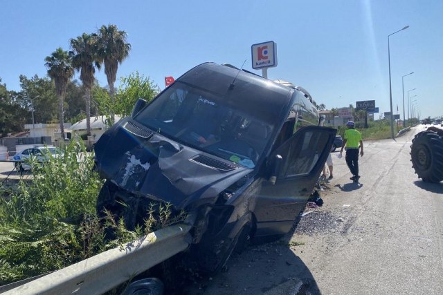 Antalya’nın Aksu ilçesinde yol kenarında bulunan ve tur minibüsüne ok gibi saplanan bariyerin minibüsün içerisinden geçtiği kazada 3 kişi yaralandı.