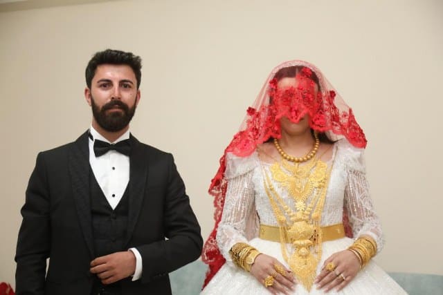 Van'da Ertoşi aşiretine mensup iş adamı Nevzat Durmaz’ın oğlu Adem Durmaz ile Sozdar Yağızer'in düğününde geline 4 kilo altın takılırken damada 6 milyon TL para takıldı.