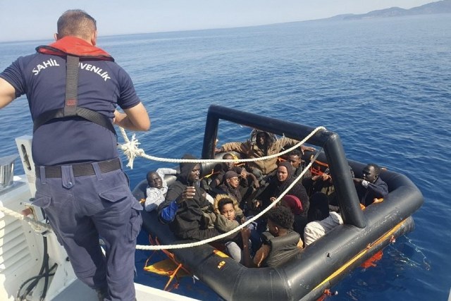 Çanakkale’nin Ayvacık ilçesi açıklarında Yunan Sahil Güvenlik ekiplerince, Türk kara sularına geri itilerek ölüme terk edilen can salı içindeki 14 kaçak göçmen yakalandı.