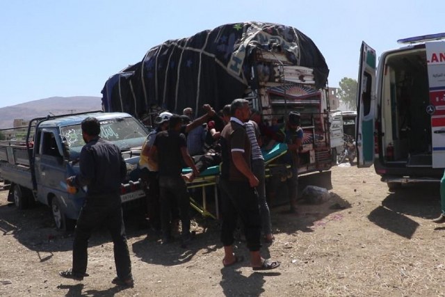 Rus savaş uçaklarının Suriye’nin İdlib kentinde bir sebze pazarını bombalaması sonucunda 9 kişi hayatını kaybetti.