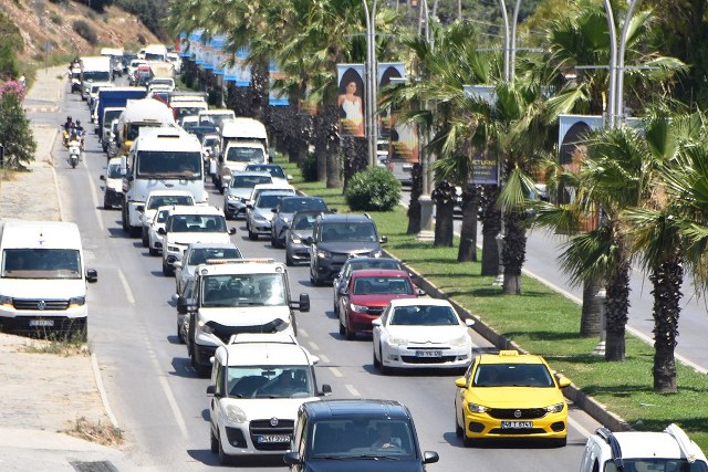 Kurban Bayramı tatilinin 9 gün olmasıyla vatandaşlar Bodrum’a akın etti. Bodrum'a 60 saatte 60 bin araç ilçeye giriş yaptı.