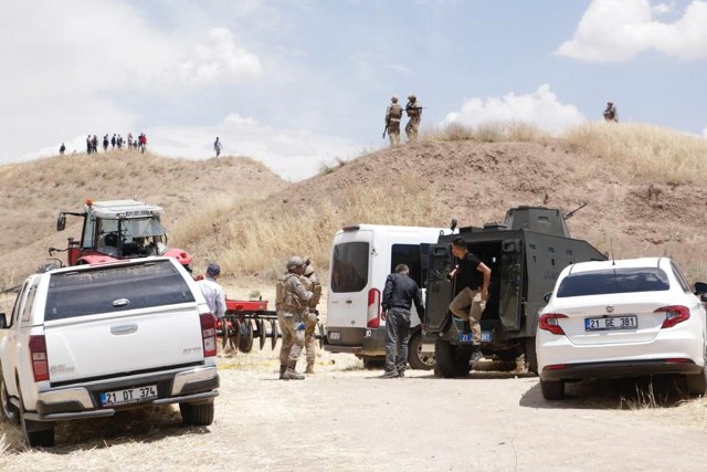 Diyarbakır'ın Bismil ilçesinde arazi anlaşmazlığı nedeniyle çıkan silahlı kavgada neredeyse iki aile yok olmuştu. 9 kişi hayatını kaybederken 2 kişi yaralanmıştı. Olayla ilgili soruşturma çerçevesinde tutuklu sayısı 13'e yükseldi.
