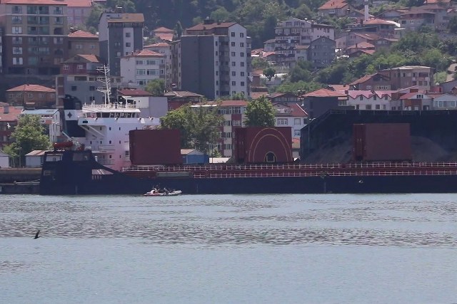 Zonguldak'a demir cevheri taşıyan yük gemisinin altında mayın olduğu iddiaları üzerine, ekipler harekete geçti ve ikinci günde de arama çalışmalarını sürdürüyor.