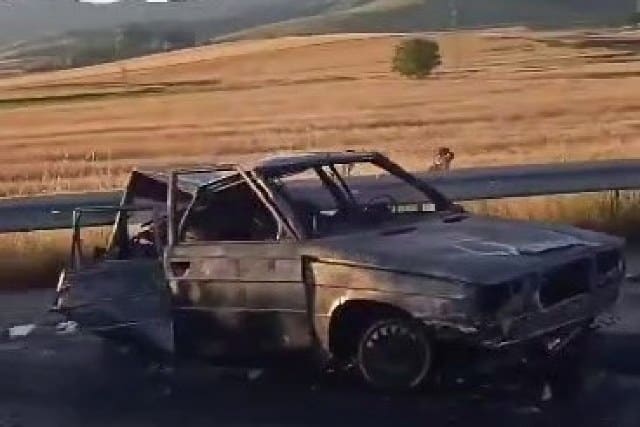 Amasya’nın Gümüşhacıköy ilçesinde iki aracın çarpışması sonucu meydana gelen kazada yanan otomobilde bulunan 3 kişi hayatını kaybetti.
