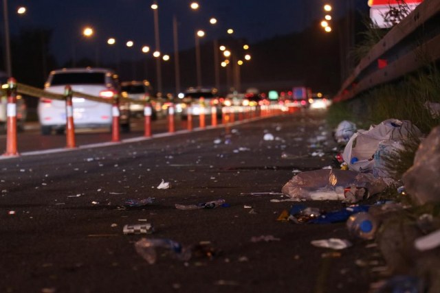 TEM Otoyolu'nun Bolu geçişindeki yoğun trafik, iki gün boyunca devam etti. Ancak yoğunluk azaldığında geride tatilcilerin bıraktığı çöpler kaldı. İşletme sahipleri, çöp manzaralarına isyan ederek temizlik çalışmaları yaptıklarını ifade etti.
