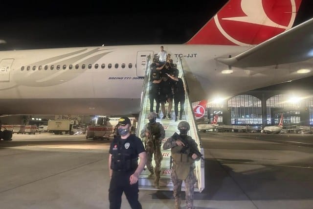 İçişleri Bakanı Ali Yerlikaya ikisi Interpol tarafından kırmızı bültenle aranan yabancı uyruklu şahıs olmak üzere toplam 34 kişinin yakalandığını ve hakkında adli işlemlere başlandığını bildirdi.