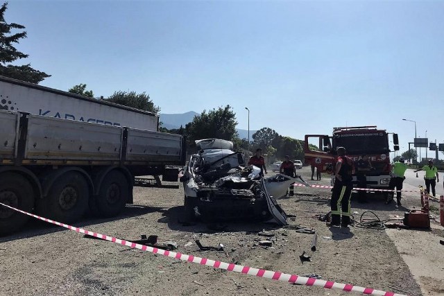 Denizli’nin Çardak ilçesinde kurbanlık yüklü tıra arkadan çapan araç metal yığınına döndü. Aracın sürücüsü hayatını kaybederken tır sürücüsü ise hafif yaralandı.