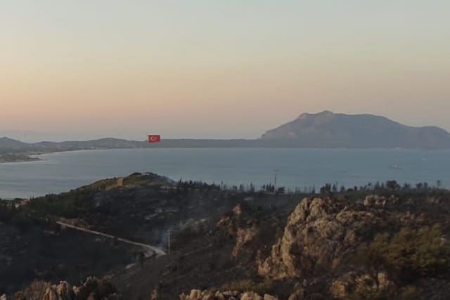 Muğla’nın Datça ilçesinde  çıkan yerleşim yerlerini tehdit eden orman yangınında 25 hektarlık alan zarar gördü.