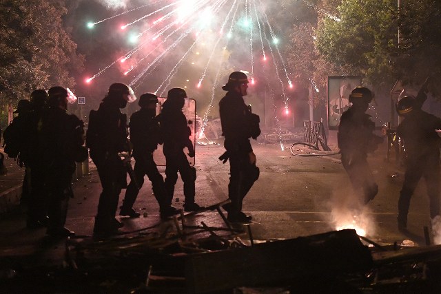 Paris'in Nanterre banliyösünde Nael M. isimli 17 yaşındaki sürücünün polisin açtığı ateş sonucu ölmesinin ardından gece saatlerinde ülkenin farklı kentlerinde çıkan olaylarda araçlar ateşe verilirken, 667 kişi gözaltına alındı.