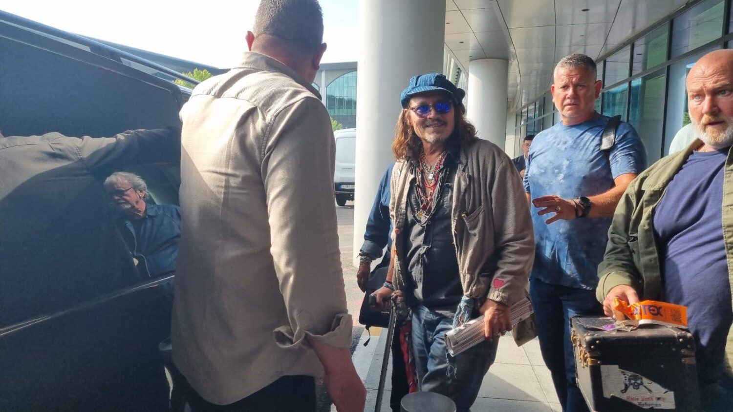 Dünyaca ünlü aktör ve şarkıcı Johnny Depp, yarın akşam saat 22.00‘da Life Park İstanbul'da gelirini depremzedelere vereceği konser için Romanya’nın başkenti Bükreş’ten havalanan özel uçakla saat 16.00’da İstanbul Havalimanı’na geldi.