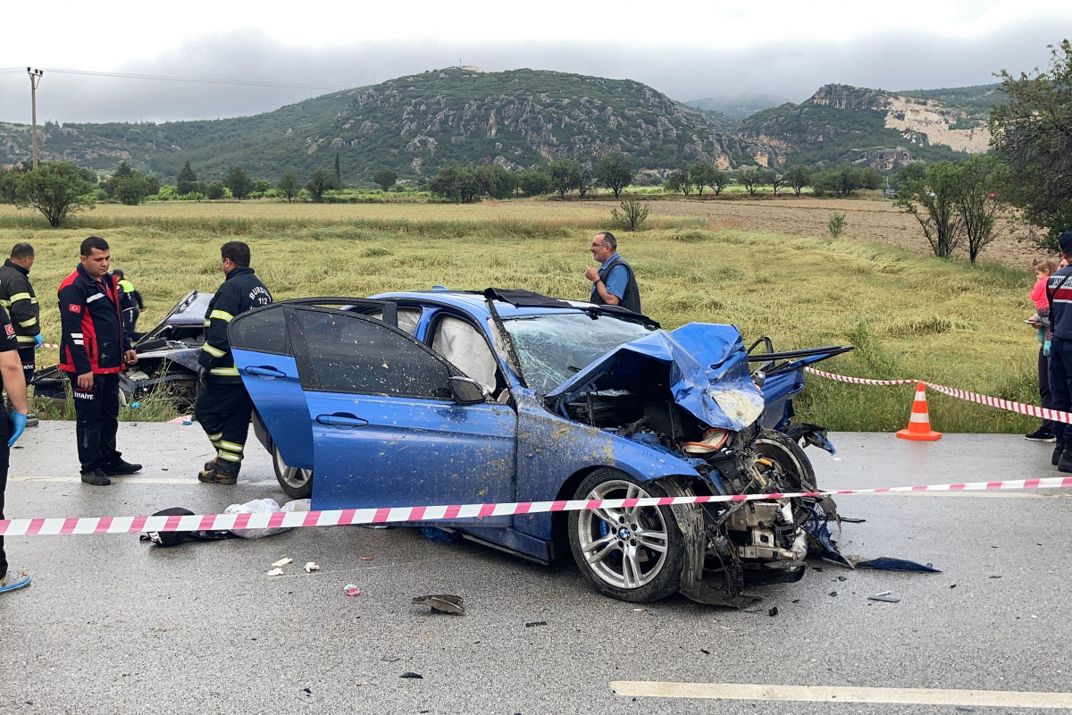 Burdur'da iki otomobilin kafa kafaya çarpıştığı kazada 5 kişi öldü, 2’si ağır 5 kişi yaralandı.