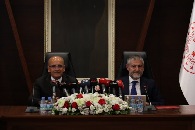 Hazine ve Maliye Bakanlığına atanan Mehmet Şimşek, düzenlenen devir teslim töreniyle görevi Nureddin Nebati’den devraldı ve ilk açıklamasını yaptı. 