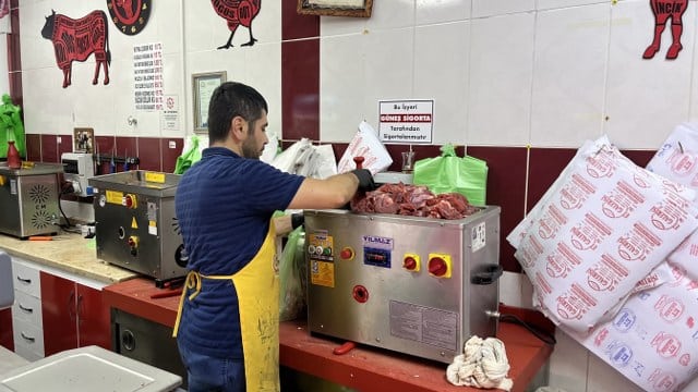 Kasapların yoğun mesaisi devam ederken, kasap Mustafa Çalışkan kurban etlerinin dinlendirildikten sonra işlenmesi konusunda uyarıda bulundu. Mustafa Çalışkan, “Dinlendirilmiş et hem daha lezzetli olur hem de daha kaliteli olur” dedi.