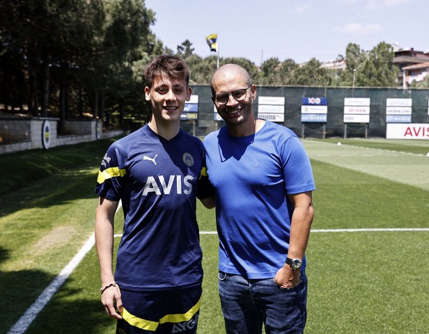 Fenerbahçe'nin efsane futbolcularından Alex de Souza, oğlu Felipe ile birlikte eski takımını ziyaret etti.