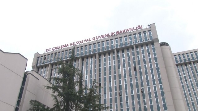 Yeni asgari ücreti belirlemek üzere gerçekleşen ilk toplantı, işçi tarafını temsilen Türkiye İşçi Sendikaları Konfederasyonu (TÜRK-İŞ) ve işveren tarafını temsilen Türkiye İşveren Sendikaları Konfederasyonu (TİSK) heyetlerinin katılımıyla başladı. 