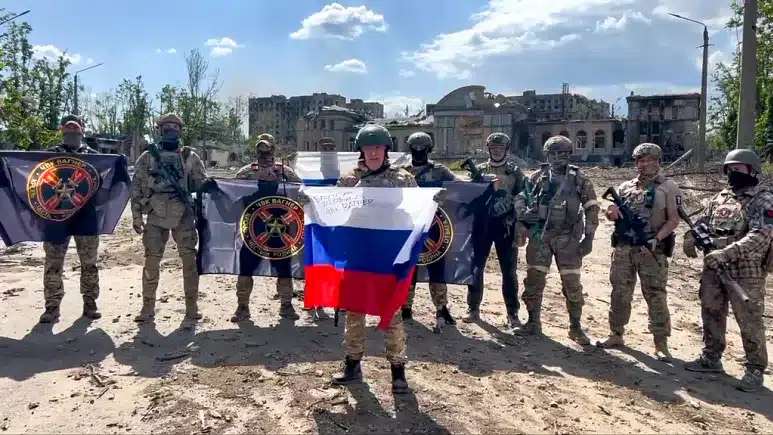 Rus paralı asker grubu Wagner'in kurucusu ve lideri Yevgeni Prigojin, Rus ordusunun liderleri için grubun kamplarını vurma emri verdiğini iddia ederken Rus ordusunun Wagner'in kamplarına saldırı düzenlediğini ileri sürdü.