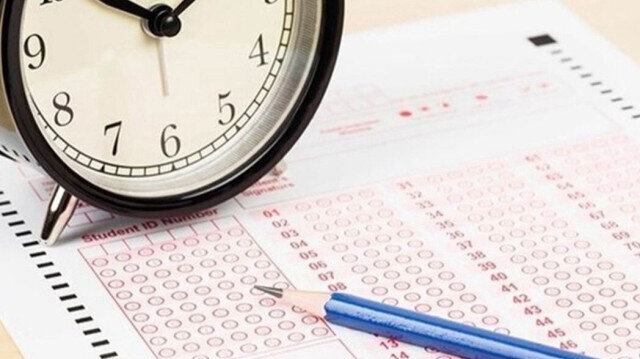 Ölçme Seçme ve Yerleştirme Merkezi (ÖSYM) tarafından düzenlenen Yükseköğretim Kurumları Sınavı'nın (YKS) ilk oturumu olan Temel Yeterlilik Testi (TYT), 3 milyon 527 bin 466 adayın katılımıyla başladı. 