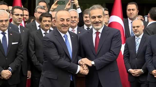 Dışişleri Bakanlığı'nda devir teslim töreni gerçekleşiyor. Hakan Fidan, görevi Mevlüt Çavuşoğlu'ndan devraldı. Bakan Fidan, 'Şahsıma gösterilen güven için teşekkür ediyorum.' dedi.