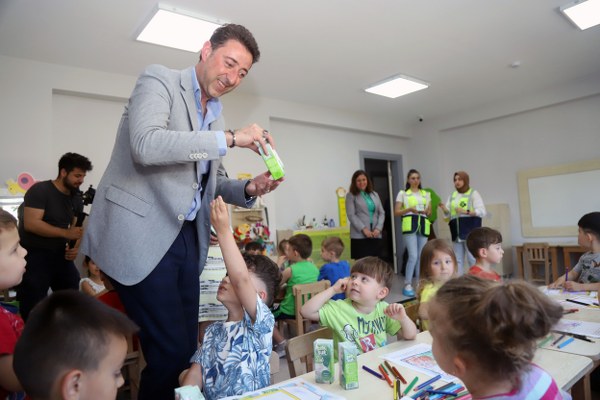Bandırma Belediyesi'nin süt dağıtımı projesine 3.yılında kaldığı yerden devam ediyor.