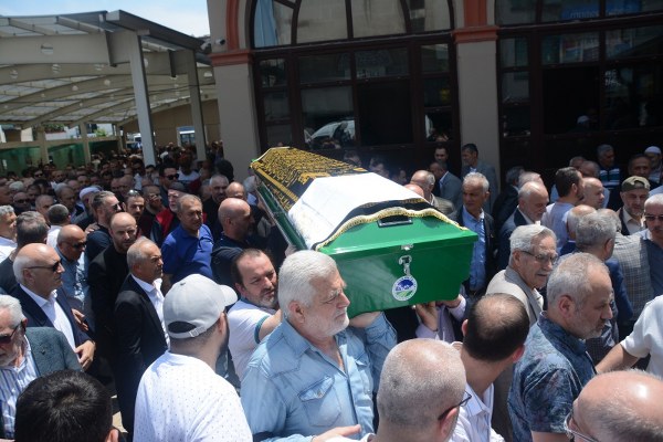 Sakarya'da tedavi gördüğü hastanede yaşamını yitiren AK Parti İl Başkanı Yunus Tever'in amcasının oğlu son yolculuğuna uğurlandı.
