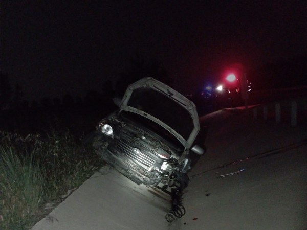 Edirne Keşan'da demir bariyere çarpan otomobilin sürücüsü yaralandı.