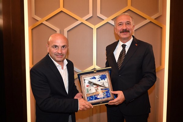 Yaş haddinden dolayı emekli olan Yalova İl Emniyet Müdürü Göksel Topaloğlu onuruna veda gecesi düzenlendi.
