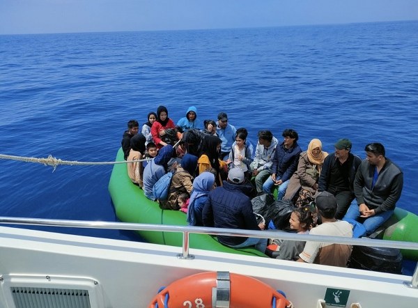 Çanakkale Ayvacık'ta lastik botlarında motor arızası olma nedeniyle sahil güvenliğe yardım talebinde bulunan 31 kaçak göçmen ekiplerce kurtarıldı 