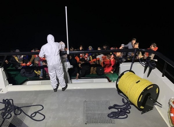 Çanakkale Ayvacık'ta Sahil Güvenlik Komutanlığı ekipleri lastik bot içinde 54 kaçak göçmen yakaladı.