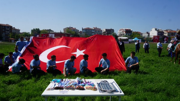 Türkiye Üniversite Sporları Federasyonu (TUSF) tarafından gerçekleştirilen Türkiye Üniversiteler Yağlı Güreş Şampiyonası, Trakya Üniversitesi'nde düzenlendi. Üniversiteli pehlivanlar, çayırda kıyasıya mücadele etti.