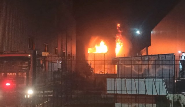 Bursa’nın Nilüfer ilçesinde lunaparklara kauçuk üreten Galip Sakder'e ait Starpark isimli fabrikada yangın çıktı. FACİA
