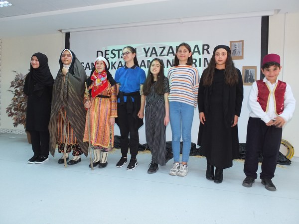 Balıkesir Burhaniye'de İmam Hatip Ortaokulu öğrencilerinin sergilediği ‘Destan Yazanlar Şanlı Kahramanlarımız’ konulu program sergiledi. Program yoğun ilgi gördü.