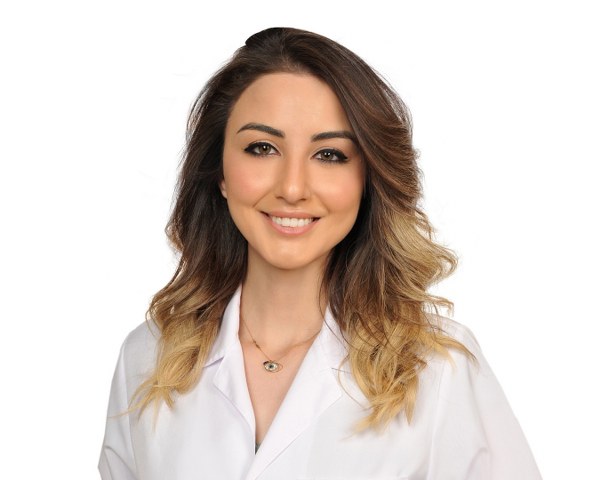 Dermatoloji Kliniği'nden Uzm. Dr. Aslı Tokmak, güneş alerjisinin her yaş, cinsiyet ve ırkta görülebileceğini belirtirken, kadınlarda erkeklere göre daha sık görüldüğünü vurguluyor. Dr. Tokmak, özellikle ailesinde güneş alerjisi olan, cildinde egzama bulunan, alerjiyi tetikleyen ilaç kullanan veya uzun süre parfüm ve dezenfektan gibi alerjiyi tetikleyebilen kimyasal ürünleri kullanan kişilerde güneş alerjisi görülme riskinin daha yüksek olduğunu ifade etti.