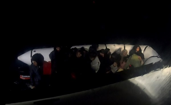 Balıkesir Ayvalık'ta, Yunanistan Midilli  Adası’na geçmek isteyen 23 düzensiz göçmen Sahil Güvenlik helikopteri tarafından tespit edildi.  Kaçak göçmenler sahil güvenlik ekiplerince durduruldu.