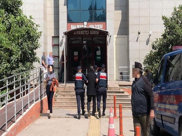 Balıkesir Jandarması , DEAŞ terör örgütünde faaliyet gösterdiği tespit edilen 1 kişiyi Manisa'da yakaladı.