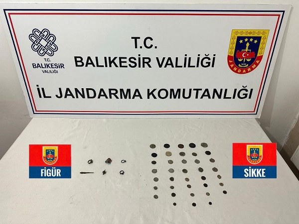 Balıkesir Altıeylül'de  jandarma ekipleri  aradıkları araçta Roma dönemine ait tarihi eserler ele geçirdi.