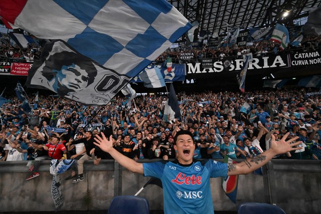 İtalya'nın Serie A liginde şampiyon olan Napoli'nin 26 yaşındaki savunma oyuncusu Kim Min-Jae, yılın stoperi seçildi.