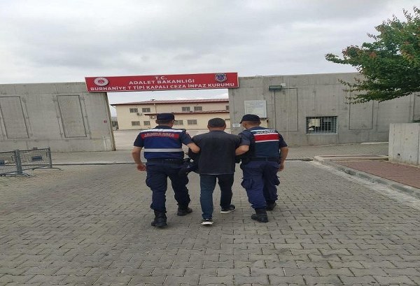 Balıkesir'in Bandırma ve Edremit ilçelerinde on yıl ve üzeri kesinleşmiş hapis cezası bulanan şahısların yakalanmasına yönelik Jandarmanın Dedektifleri olan Jandarma Suç Araştırma Timlerinden (JASAT) özel bir ekip oluşturuldu ekip 2 kişi yakalanarak tutuklandı.