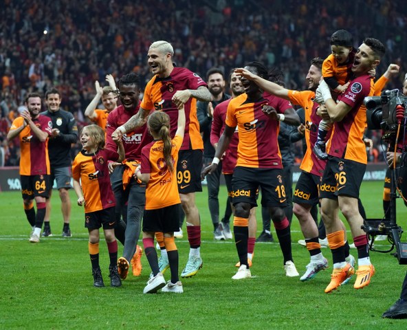 Galatasaray, Spor Toto Süper Lig'in 37. haftasında evinde oynayacağı Fenerbahçe derbisini kazanarak sezonu galibiyetle tamamlamayı ve sahasında derbi galibiyetiyle kutlama yapmayı hedefliyor.