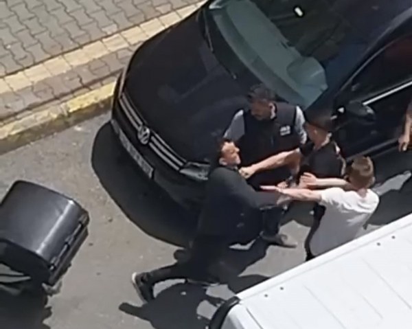 Eyüpsultan'da iki sürücü yol verme tartışması yaşadı.