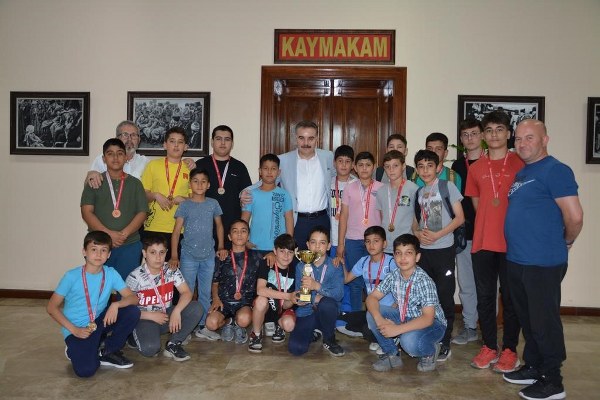 Balıkesir’in Edremit ilçesi Kaymakamı Ahmet Odabaş, Grekoromen il birinciliği müsabakalarında U-13 kategorisi şampiyon güreş takımını makamında ağırladı.