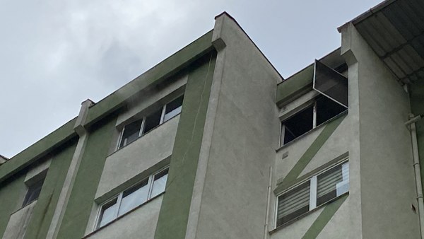 Kocaeli İzmit'te kızartma yağı yangına sebep oldu. Yangını söndürmeye çalışan ev sahibinin çeşitli yerleri yandı. Ev sahibi hastaneye kaldırıldı.