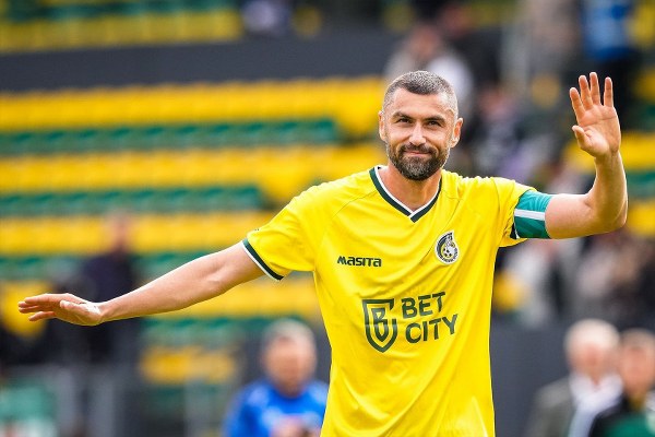 Milli futbolcu Burak Yılmaz Fransız takımı Losc Lille sonra geçtiği Hollanda takımı olan Fortuna Sittard takımından da ayrıldığı duyuruldu. Milli futbolcunun şuan anlaşma imzaladığı bir kulüp bulunmuyor.