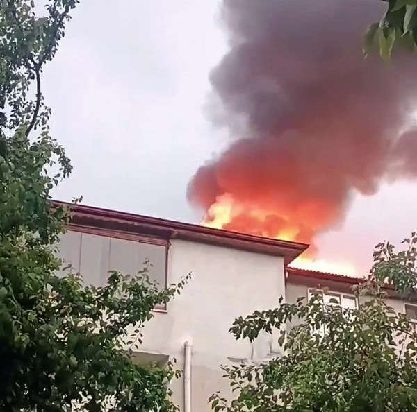 Sakarya Geyve'de etkili olan sağanak yağıştan kaynaklı evin çatısına düşen yıldırım yangına sebep oldu.