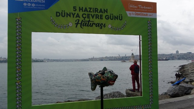 Üsküdar Belediyesi, restore edilen Kız Kulesi'nin çevresinde "Temiz Çevre Temiz Üsküdar" etkinliğini gerçekleştirdi. Etkinlik kapsamında, atıkların toplanması için su sporlarıyla ilgilenen gönüllüler ve dalgıçlar görev aldı.