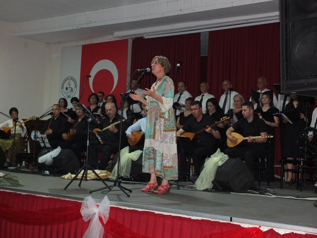Burhaniye Halk Eğitimi Merkezi kursiyerleri, Türk Halk Müziği Konseri düzenlediler.