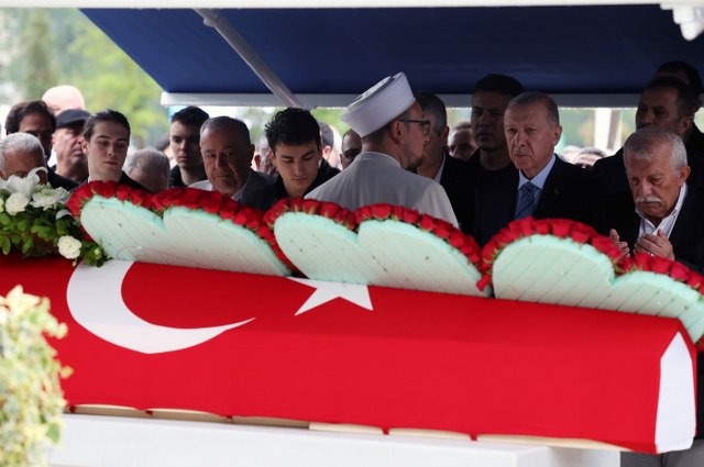 Gazeteci Mehmet Barlas, Barbaros Hayrettin Paşa Camii'nde düzenlenen cenaze törenin ardından son yolculuğuna uğurlandı. Törene Cumhurbaşkanı Recep Tayyip Erdoğan da katıldı.
