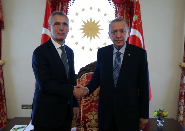 Cumhurbaşkanı Recep Tayyip Erdoğan ve NATO Genel Sekreteri Jens Stoltenberg görüşmesi Dolmabahçe Çalışma Ofisi'nde başladı. 