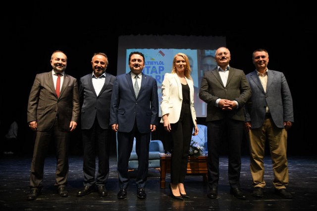 Altıeylül Belediyesi tarafından düzenlenen 3. Altıeylül Kitap Fuarı, büyük ilgi görmeye devam ediyor. Moderatörlüğünü Pelin Çift'in üstlendiği etkinlikte, Prof. Dr. Tufan Gündüz tarafından "Tarih Bizi Çağırıyor" konulu bir söyleşi gerçekleştirildi.