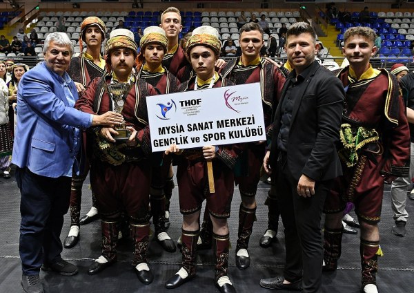 Balıkesir Burhaniye' de Thof Kulüplerarası Halk Oyunları Yarışmasında dereceye girenler belli oldu.9 ekibin katıldığı yarışmada birinci olan Burhaniye Misya Halk Oyunları ekibi Burhaniye ilçesinin gurur kaynağı oldu.
