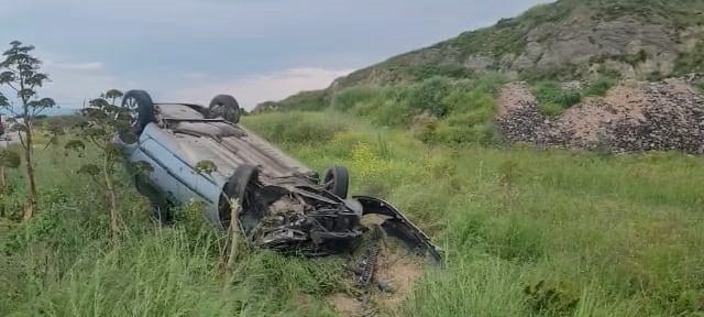 Sık sık kazaların yaşandığı Erdek - Bandırma karayolundaki virajda sürücünün direksiyon hakimiyetini kaybetmesi sonucu bir araç takla attı.